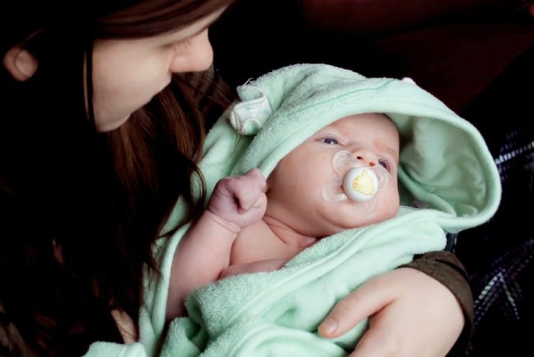 چند راهکار برای تقویت حواس نوزاد اهمیت تقویت حواس نوزادان