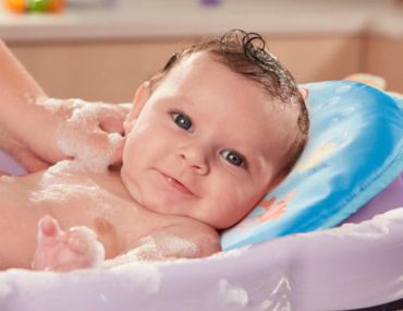 نکاتی مهم و کاربردی برای حمام کردن نوزاد