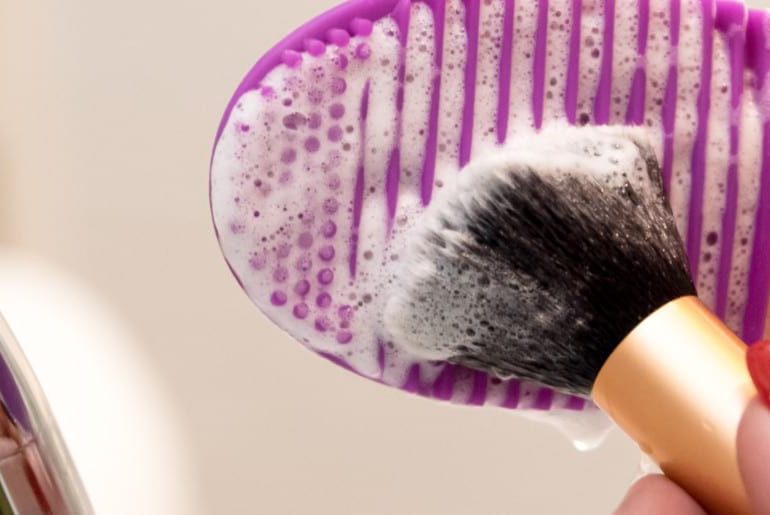 چگونه قلم موهای آرایشی خود را بشوییم؟