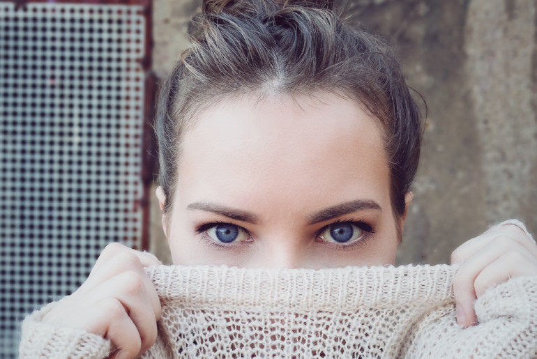 ضرورت استفاده از کرم دور چشم