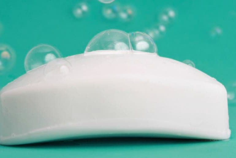 چرا نباید از شامپوها و صابون های شیمیایی استفاده کنیم؟