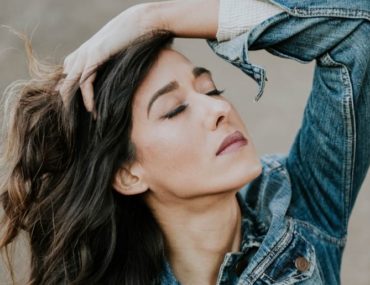 8 دلیلی که می‌تواند باعث نازک شدن موها و در نتیجه ریزش مو شود