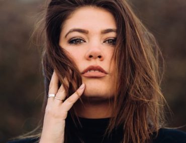 نکاتی کاربردی برای آرایش صورت های گرد چند نکته کاربردی برای آرایش صورت های گرد