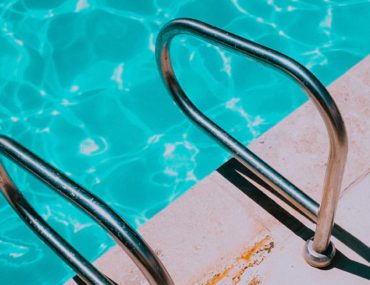 عوارض کلر استخر روی پوست و مو