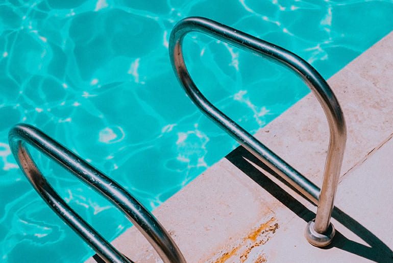 عوارض کلر استخر روی پوست و مو عوارض کلر استخر روی پوست و مو